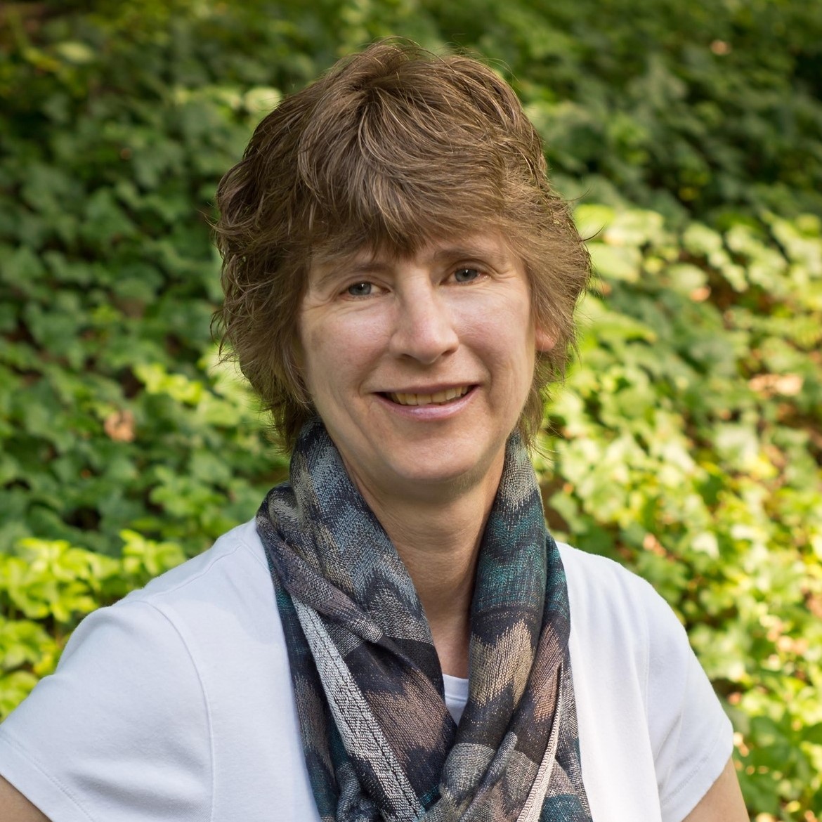 Lisa E. Betz is an engineer-turned-mystery-writer, entertaining speaker, and unconventional soul.